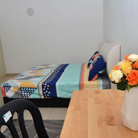 Impianacasa Kluang Homestay Bagian luar foto