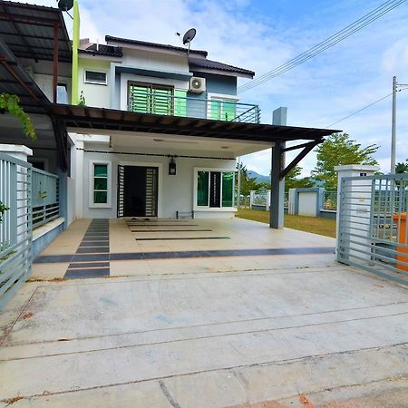 Impianacasa Kluang Homestay Bagian luar foto