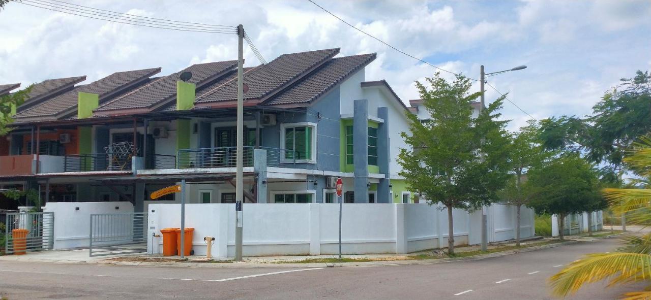 Impianacasa Kluang Homestay Bagian luar foto