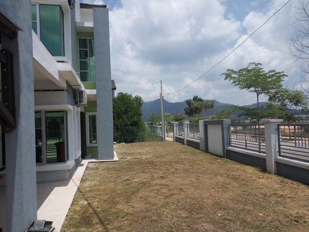 Impianacasa Kluang Homestay Bagian luar foto