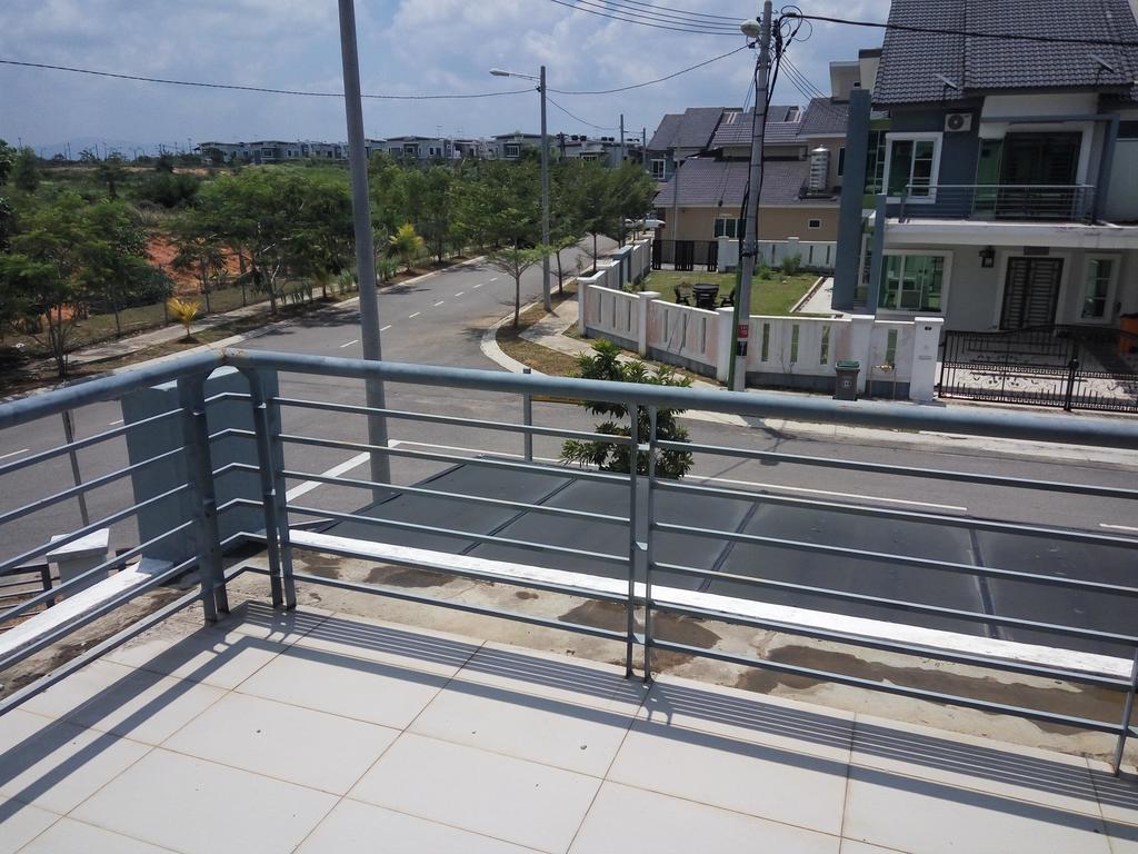 Impianacasa Kluang Homestay Bagian luar foto