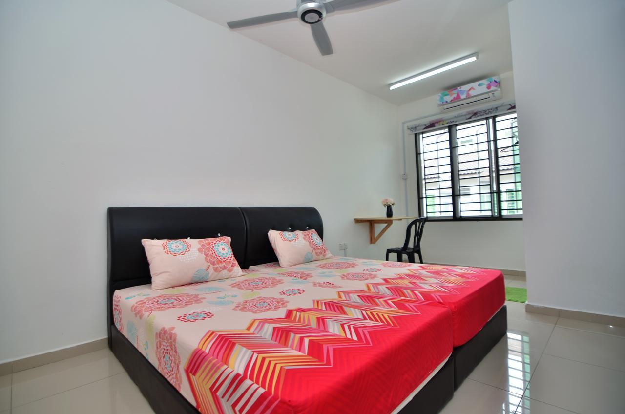 Impianacasa Kluang Homestay Bagian luar foto