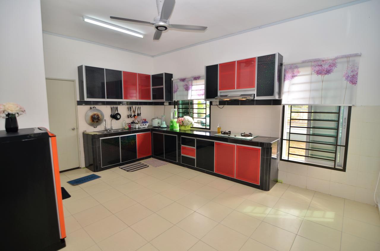Impianacasa Kluang Homestay Bagian luar foto
