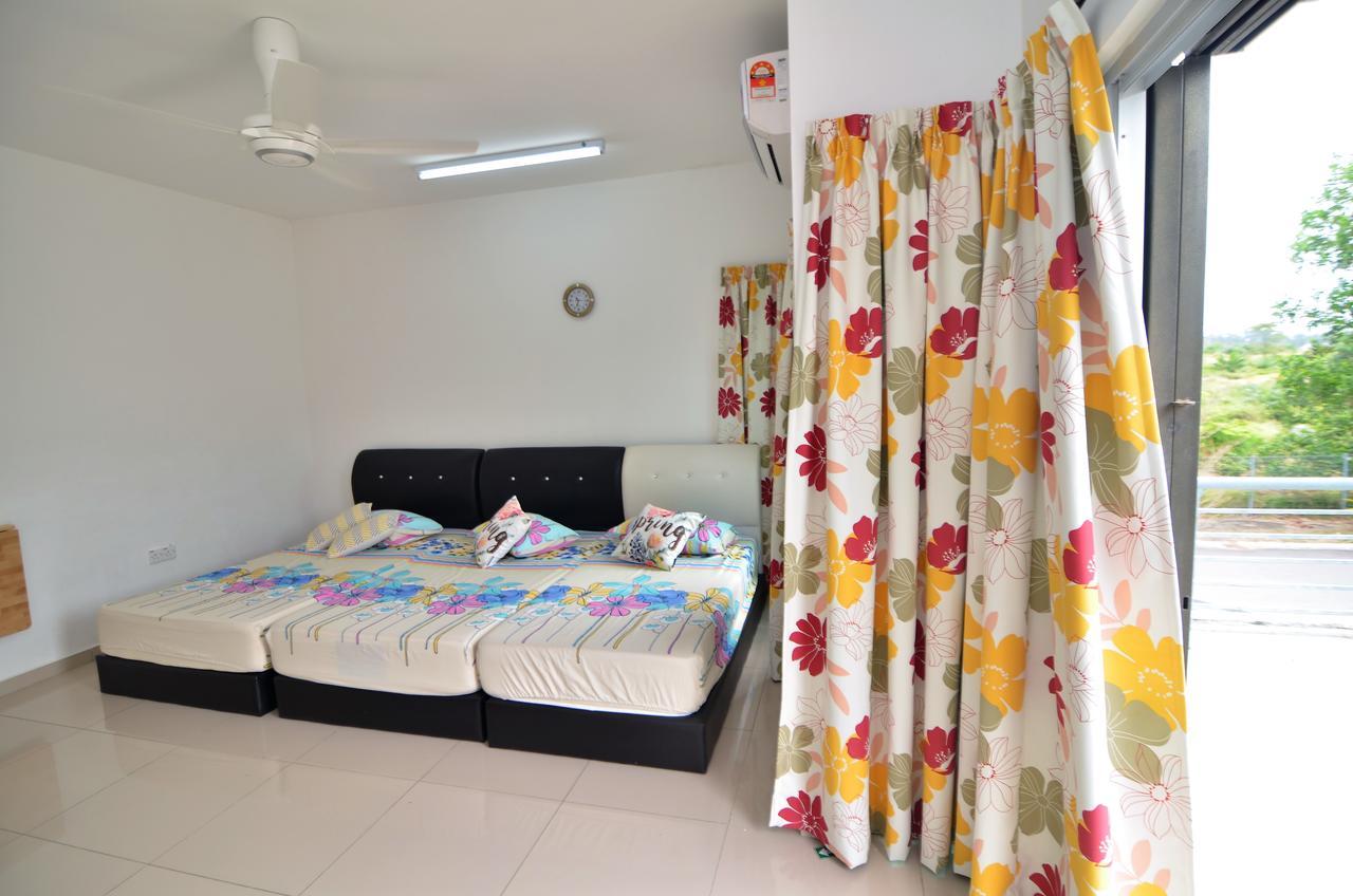 Impianacasa Kluang Homestay Bagian luar foto