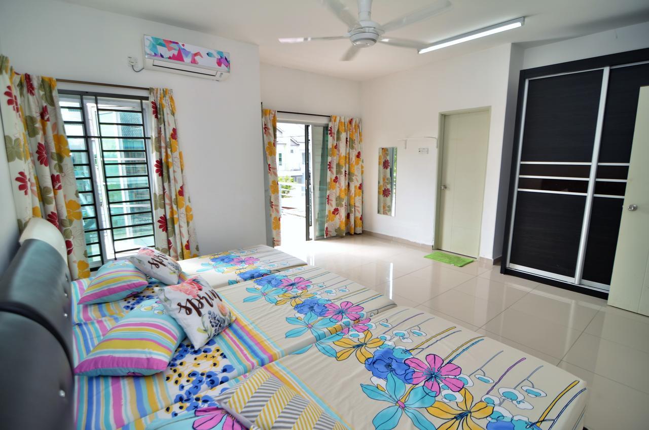 Impianacasa Kluang Homestay Bagian luar foto