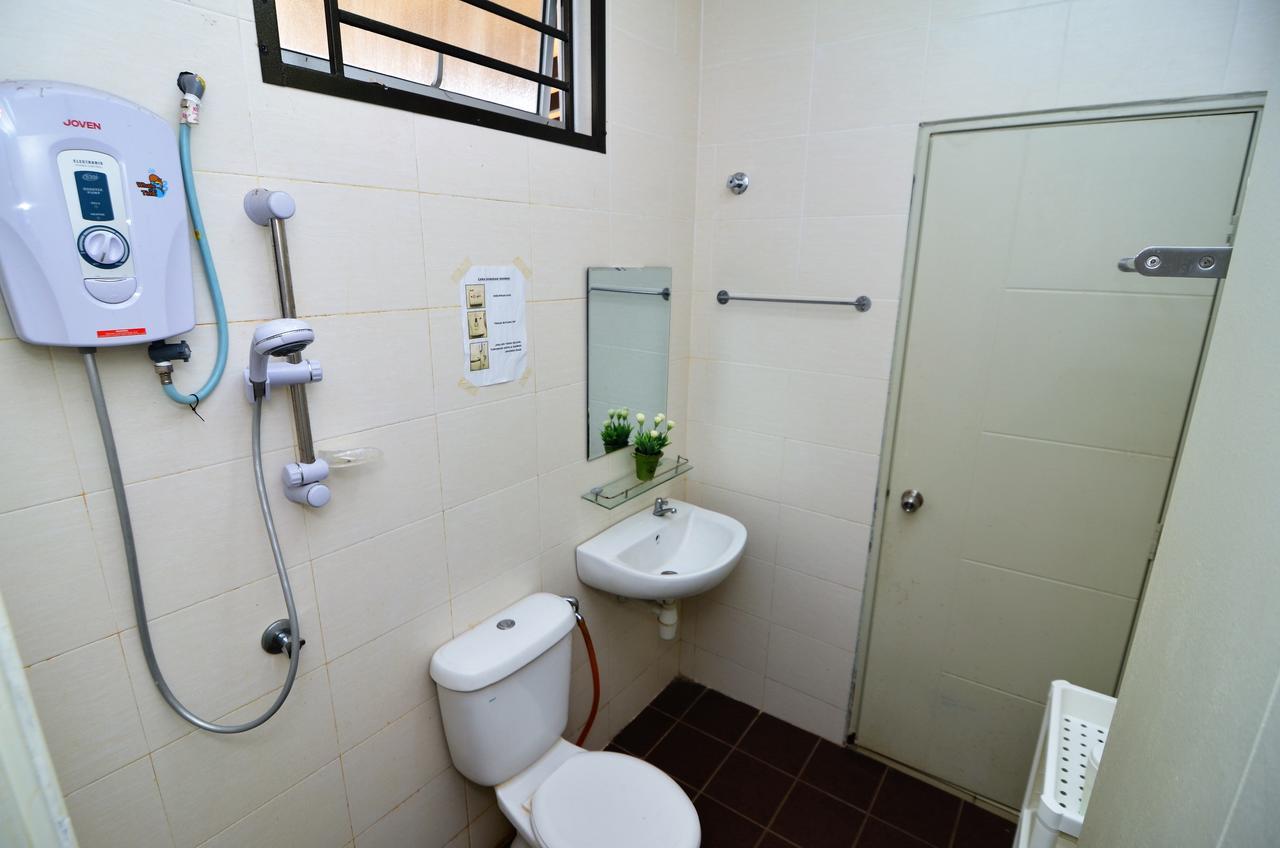 Impianacasa Kluang Homestay Bagian luar foto