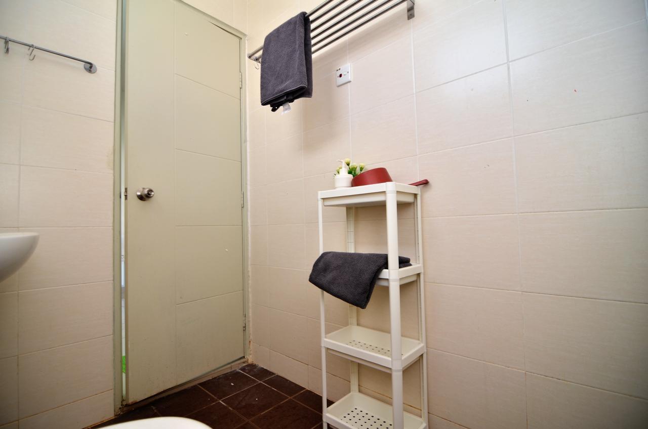 Impianacasa Kluang Homestay Bagian luar foto