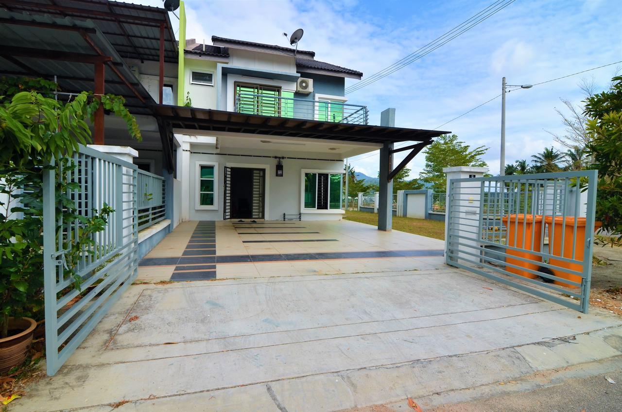 Impianacasa Kluang Homestay Bagian luar foto