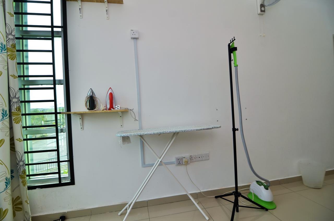 Impianacasa Kluang Homestay Bagian luar foto