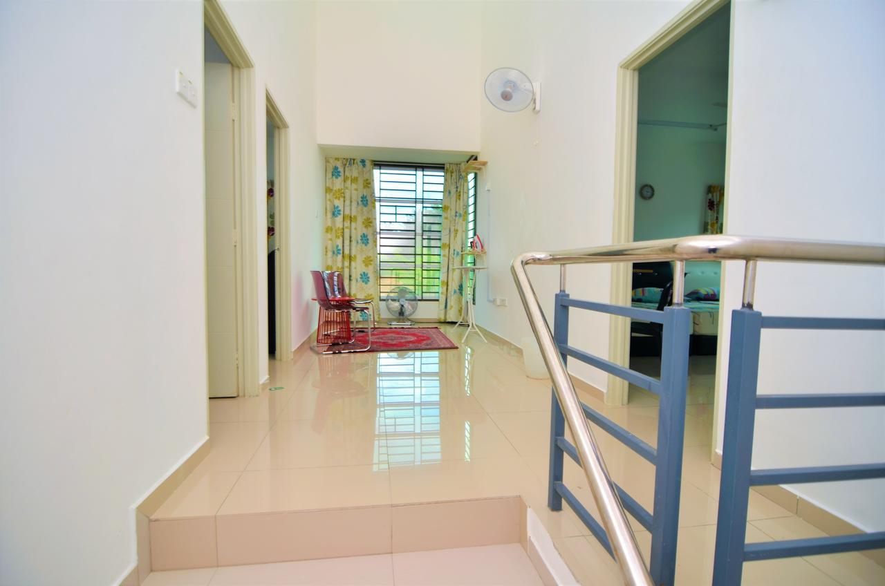 Impianacasa Kluang Homestay Bagian luar foto
